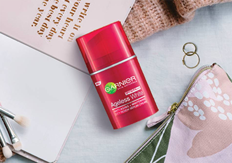 ลดริ้วรอยเหี่ยวย่น ตีนกา และจุดด่างดำแห่งวัยการ์นิเย่ เอจเลส ไวท์ ซุปเปอร์ เอสเซนส์